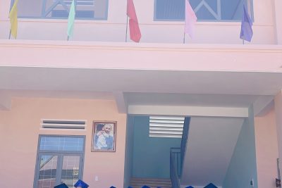 Bé tham quan trường Tiểu học