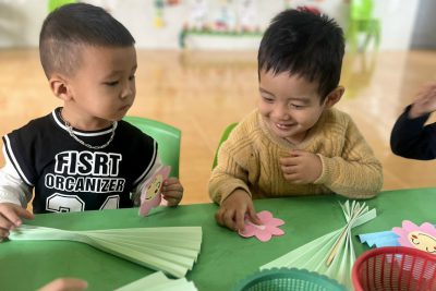 LÀM HOA NGÀY 20/11 – LỚP LÁ 1