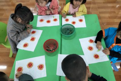 LÀM HOA NGÀY 20/11 – LỚP CHỒI