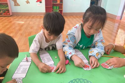 Lớp Lá 1- Gấp và tô màu bông hoa tặng mẹ ngày 8/3/2024