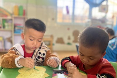 Lớp Mầm – Làm thiệp tặng mẹ ngày mùng 8/3/2024